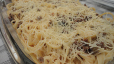 Macarrão com carne moída e queijo