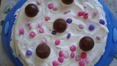 Torta de chocolate com cobertura de chantilly