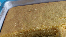 Bolo de fubá com soro de leite azedo (talhado)