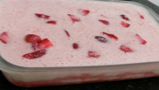 Picolé fruttare de morango na travessa