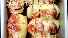 Batata recheada com bacon e calabresa