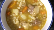 Sopa de costela com macarrão