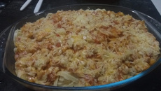 Macarrão com frango desfiado e queijos