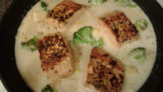 Salmão com molho branco e brócolis