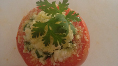 Tomate com recheio temperado