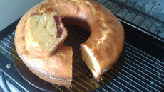 Bolo de fubá com goiabada e queijo