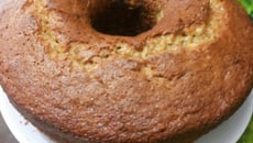 Bolo de banana com canela e castanhas