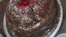 Bolo de chocolate com recheio de frutas vermelhas