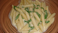 Penne ao molho de gorgonzola e rúcula