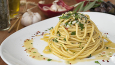 Macarrão com molho de alho e alecrim