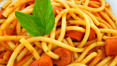 Macarrão com salsicha e molho de pizza (preferencial)