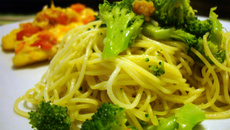 Cabelo de anjo ao alho com brócolis