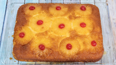 Bolo de abacaxi caramelizado muito simples