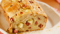 Pão de arroz com calabresa e queijo coalho
