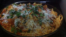 Macarronada italiana com molho de tomate caseiro