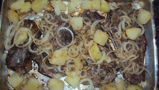 Chuleta assada com batatas