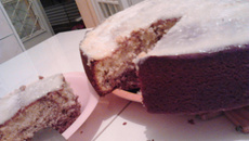 Bolo mesclado com cobertura de beijinho