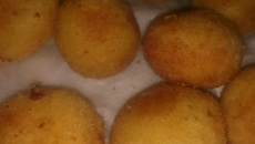 Bolinho de queijo e presunto