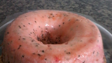 Pudim de claras de morango com gotas de chocolate