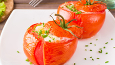 Tomate recheado com ricota temperada