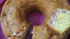 Bolo de morango rápido e fácil