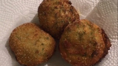 Bolinho de legumes com queijo branco