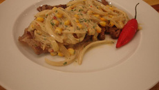 Bife acebolado com molho à México