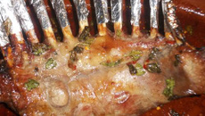 Lombo de cordeiro ao molho de mel e hortelã