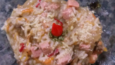 Carne fatiada com cebola e risoto chop suey