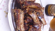 Costelinha de porco com mel e gergelim