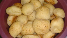 Pão de queijo crocante