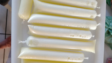 Geladinho de abacaxi ao leite