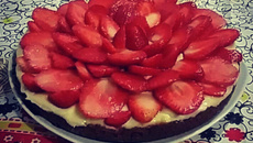 Torta de leite em pó com morangos