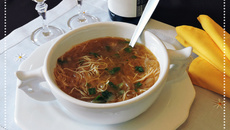 Sopa de cebola e macarrão