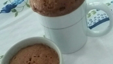 Bolo de caneca com refrigerante de cola