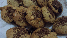 Cookie de aveia com passas, granulado e castanhas