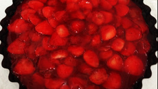 Torta de oreo com chocolate e morangos