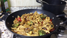 Macarrão com legumes ao shoyu na wok