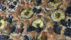 Bolo integral de banana com frutas cristalizadas e ameixa