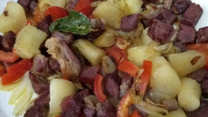 Carne seca acebolada