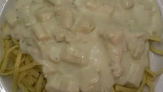 Talharim ao molho branco com gorgonzola e palmito