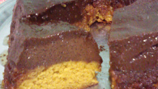 Bolo de cenoura com pudim de chocolate