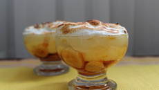 Chico balanceado com banana