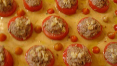 Purê de batatas com tomates recheados