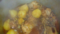 Sobre coxas de frango assadas com batata