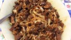 Carne frita acebolada