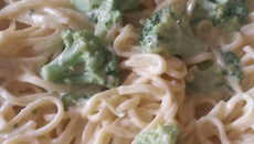 Espaguete ao molho branco com brócolis