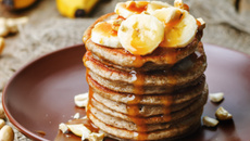 Panqueca americana de banana e canela