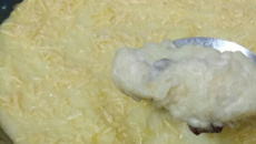 Gratinado de purê de batata com estrogonofe de calabresa