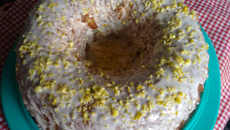 Bolo de laranja com recheio de coco